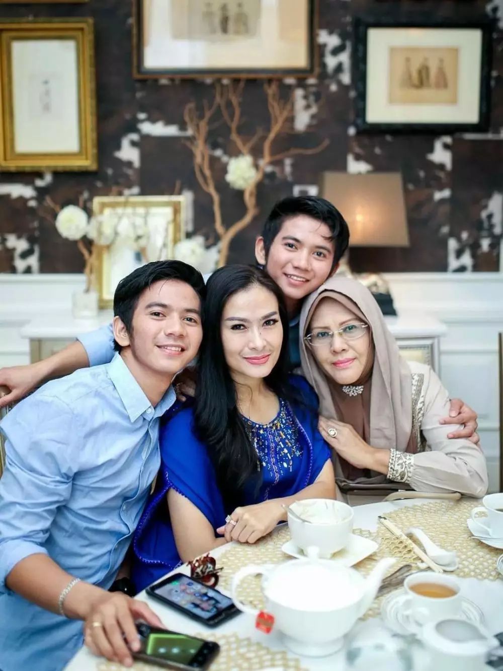 momen Iis Dahlia dampingi Rizki dan Ridho DA © berbagai sumber momen Iis Dahlia dampingi Rizki dan Ridho DA © berbagai sumber