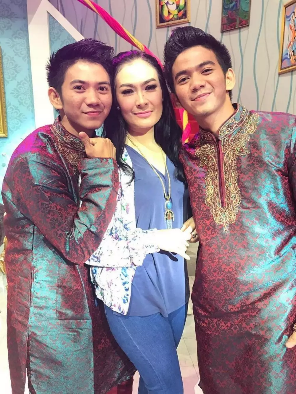 momen Iis Dahlia dampingi Rizki dan Ridho DA © berbagai sumber momen Iis Dahlia dampingi Rizki dan Ridho DA © berbagai sumber
