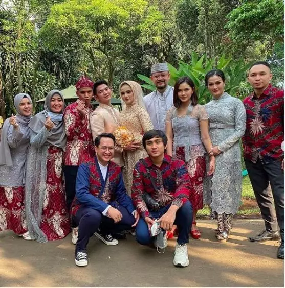 momen Iis Dahlia dampingi Rizki dan Ridho DA © berbagai sumber momen Iis Dahlia dampingi Rizki dan Ridho DA © berbagai sumber