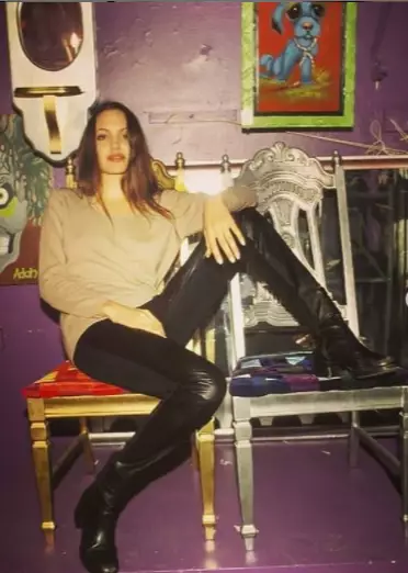 Angelina Jolie awal karier © 2021 brilio.net Angelina Jolie awal karier © 2021 brilio.net