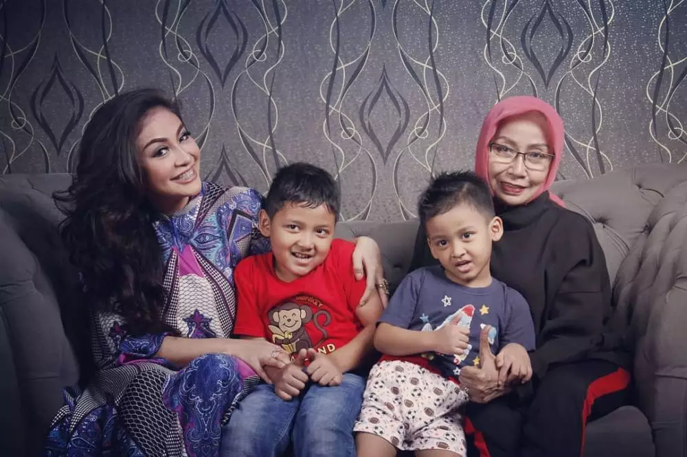 Pemain extravaganza bareng keluarga © 2021 brilio.net