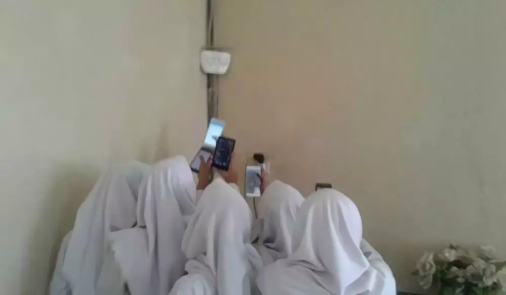 murid duduk paling belakang paling kocak © 2021 1cak.com