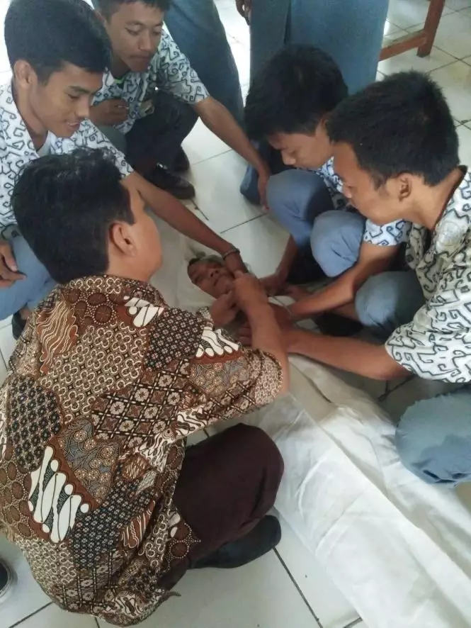 murid duduk paling belakang paling kocak © 2021 1cak.com