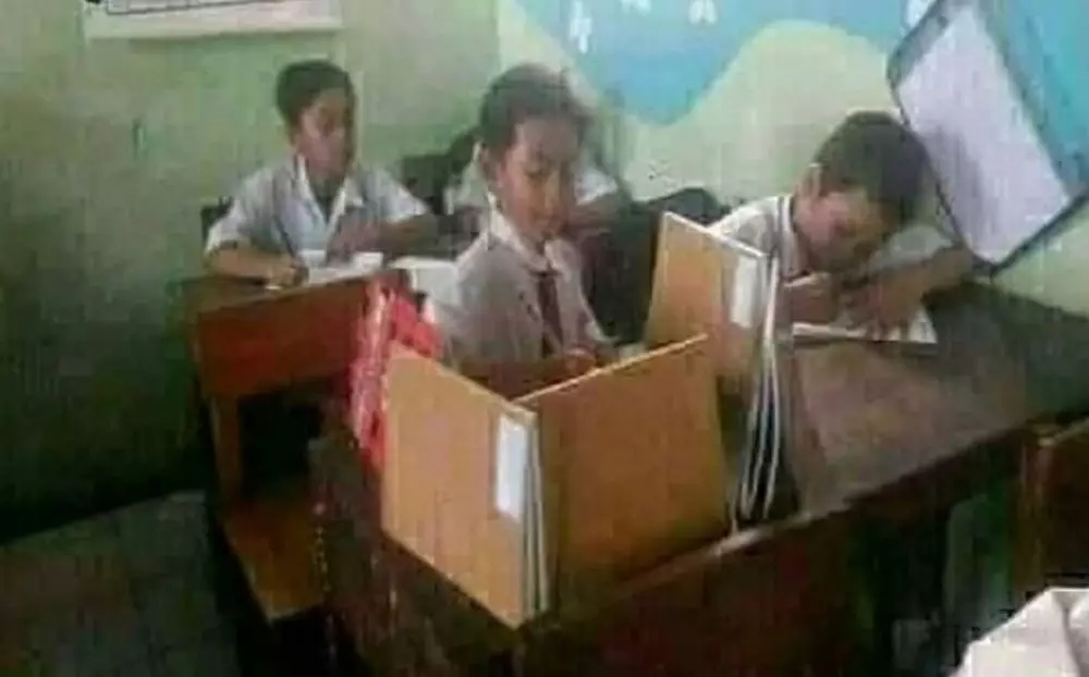 murid duduk paling belakang paling kocak © 2021 1cak.com