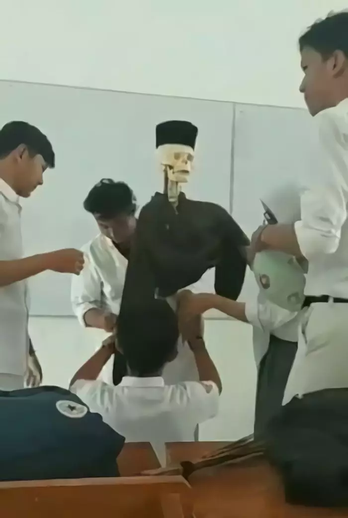 murid duduk paling belakang paling kocak © 2021 1cak.com