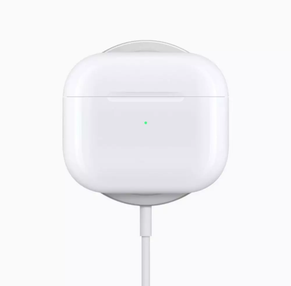 Bisa dengerin musik hingga 6 jam, ini 5 fitur menarik AirPods generasi 3 © 2021 brilio.net Bisa dengerin musik hingga 6 jam, ini 5 fitur menarik AirPods generasi 3 © 2021 brilio.net