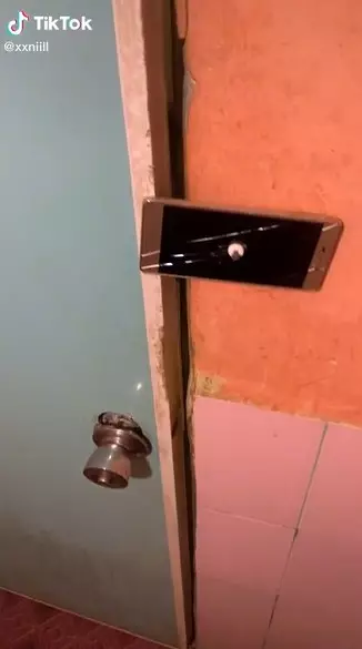 Kunci pintu kamar mandi pakai handphone © 2021 TikTok Kunci pintu kamar mandi pakai handphone © 2021 TikTok