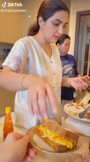 Momen Ashanty masak untuk pegawai © berbagai sumber Momen Ashanty masak untuk pegawai © berbagai sumber