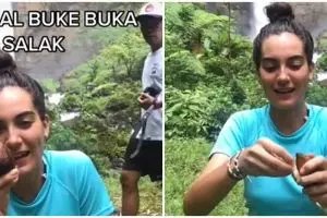 Bule ini tunjukkan cara kupas salak yang benar, netizen akui baru tahu