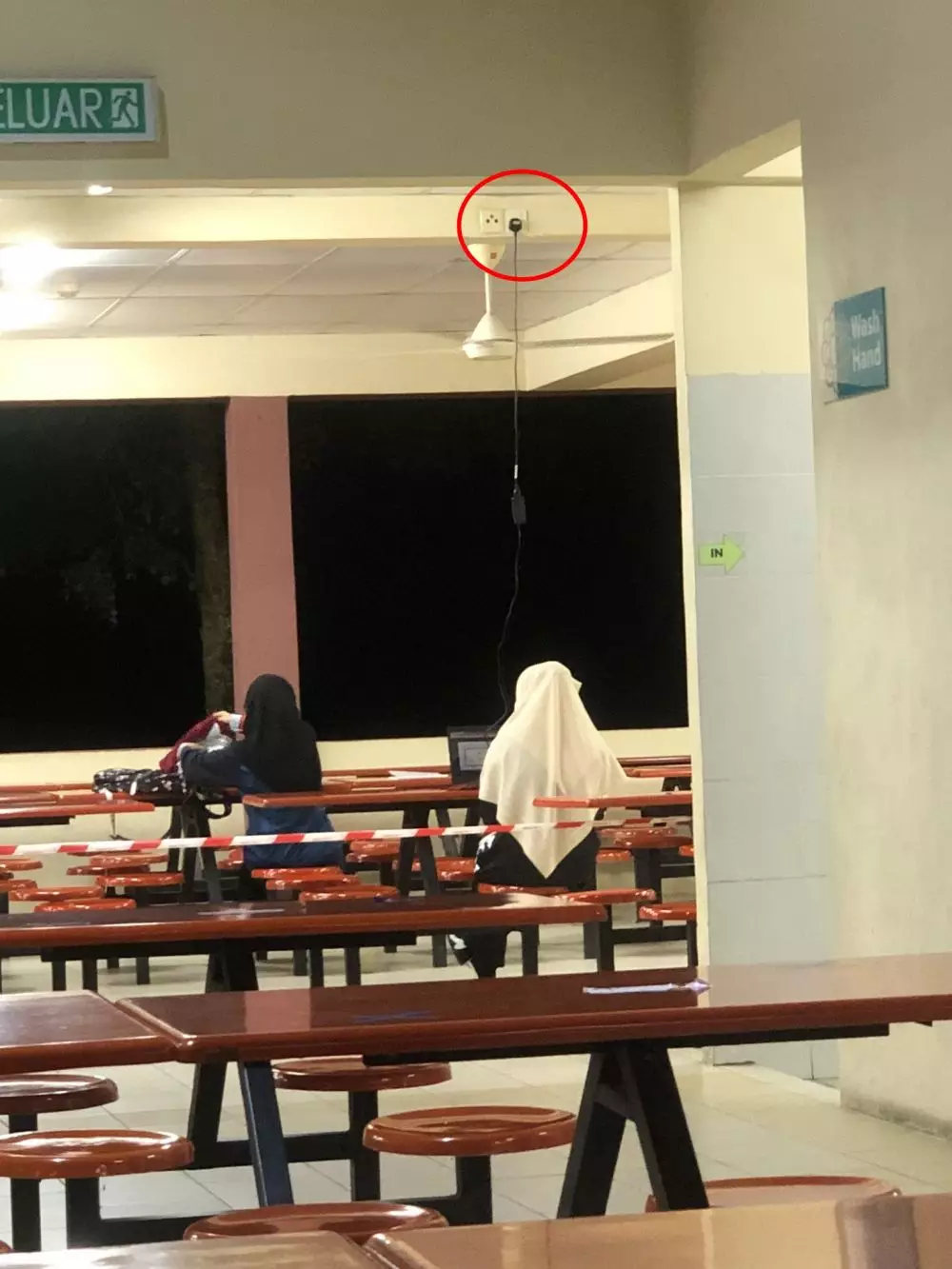 Cara antimainstream isi daya laptop © Twitter Cara antimainstream isi daya laptop © Twitter