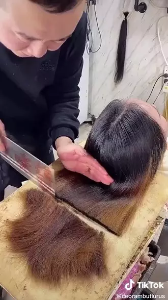 wanita ini potong rambut dengan kapak © 2021 TikTok