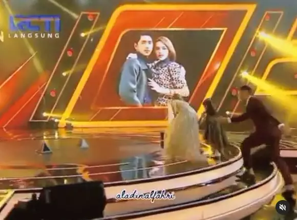 Amanda Manopo terpeleset di panggung © berbagai sumber Amanda Manopo terpeleset di panggung © berbagai sumber