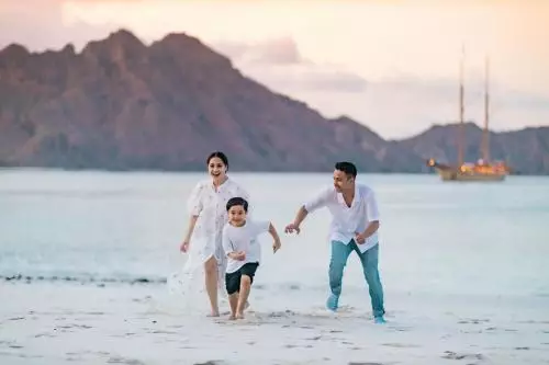 Padu padan outfit Nagita Slavina saat ke pantai Berbagai sumber 