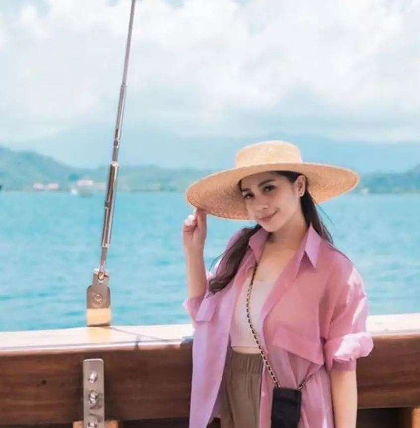 Padu padan outfit Nagita Slavina saat ke pantai Berbagai sumber 