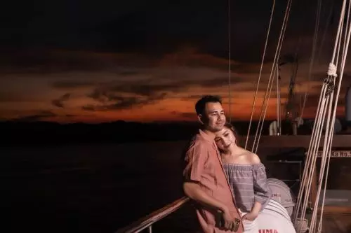 Padu padan outfit Nagita Slavina saat ke pantai Berbagai sumber 