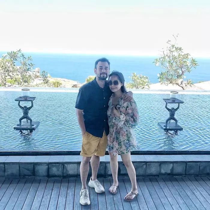 Padu padan outfit Nagita Slavina saat ke pantai Berbagai sumber 