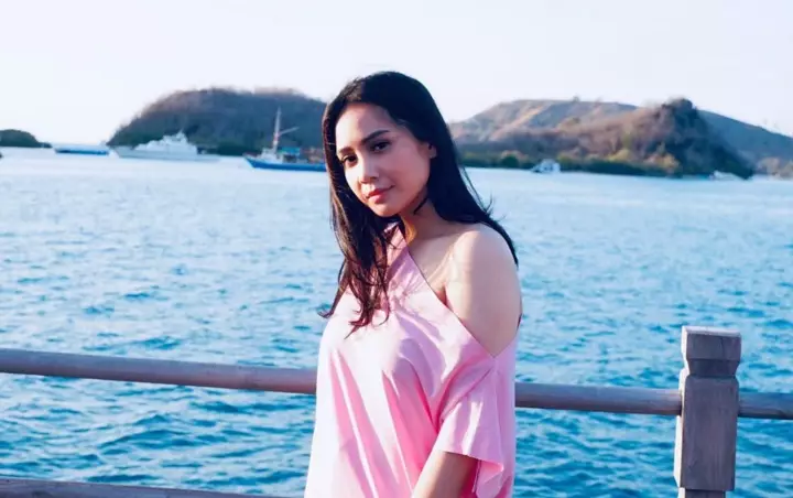 Padu padan outfit Nagita Slavina saat ke pantai Berbagai sumber 