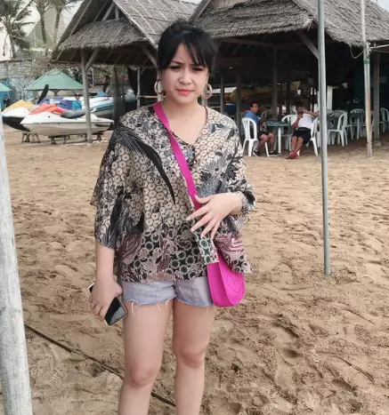 Padu padan outfit Nagita Slavina saat ke pantai Berbagai sumber 