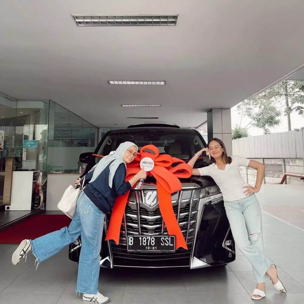 pesinetron beri mobil ke ortu © 2021 berbagai sumber