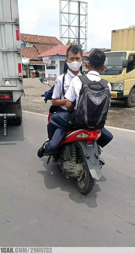 siswa boncengan pakai motor © 2021 Berbagai Sumber siswa boncengan pakai motor © 2021 Berbagai Sumber