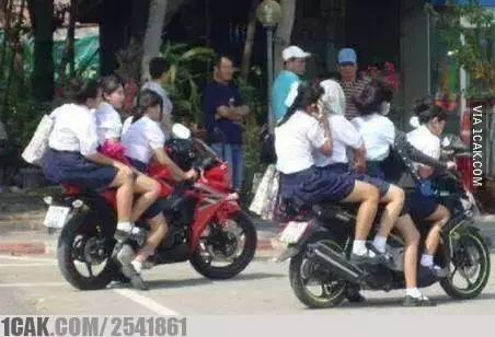 siswa boncengan pakai motor © 2021 Berbagai Sumber siswa boncengan pakai motor © 2021 Berbagai Sumber