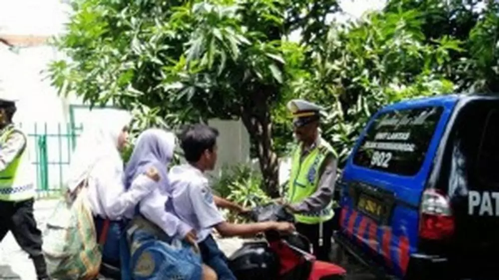 siswa boncengan pakai motor © 2021 Berbagai Sumber siswa boncengan pakai motor © 2021 Berbagai Sumber