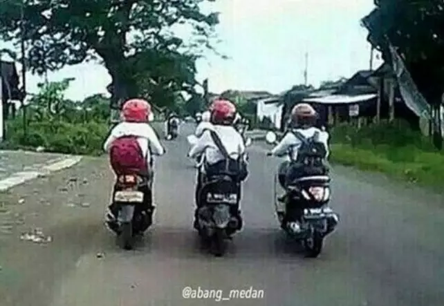 siswa boncengan pakai motor © 2021 Berbagai Sumber siswa boncengan pakai motor © 2021 Berbagai Sumber
