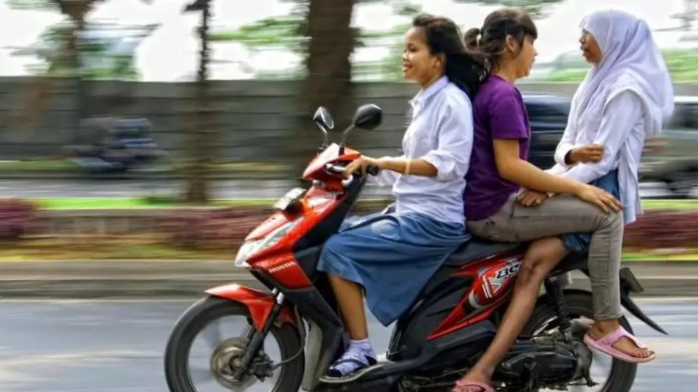 siswa boncengan pakai motor © 2021 Berbagai Sumber siswa boncengan pakai motor © 2021 Berbagai Sumber