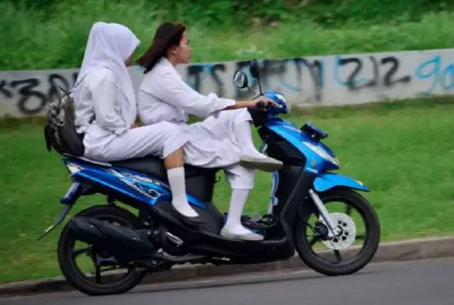 siswa boncengan pakai motor © 2021 Berbagai Sumber siswa boncengan pakai motor © 2021 Berbagai Sumber