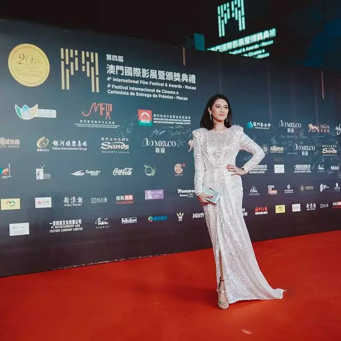 gaya seleb cantik di ajang bergengsi dunia © 2021 brilio.net