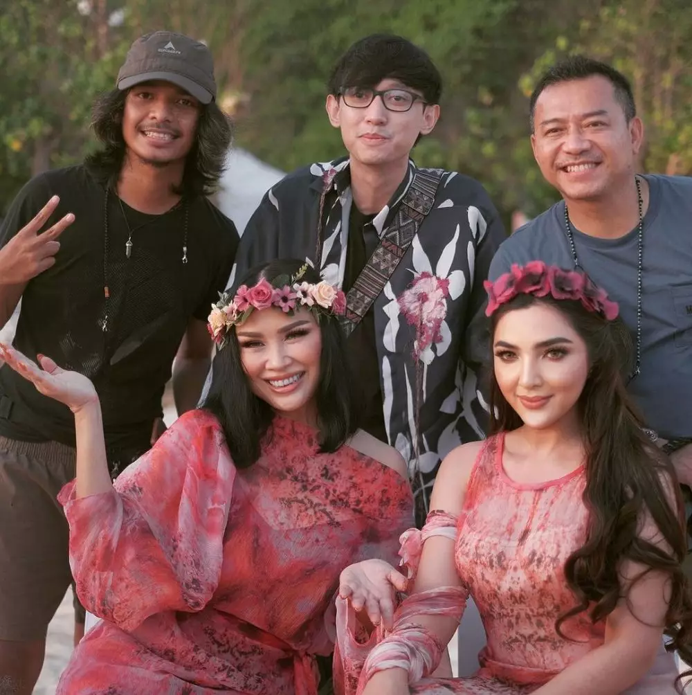 potret Titi DJ dan Ashanty bak Superwoman Instagram © 2021 brilio.net potret Titi DJ dan Ashanty bak Superwoman Instagram © 2021 brilio.net