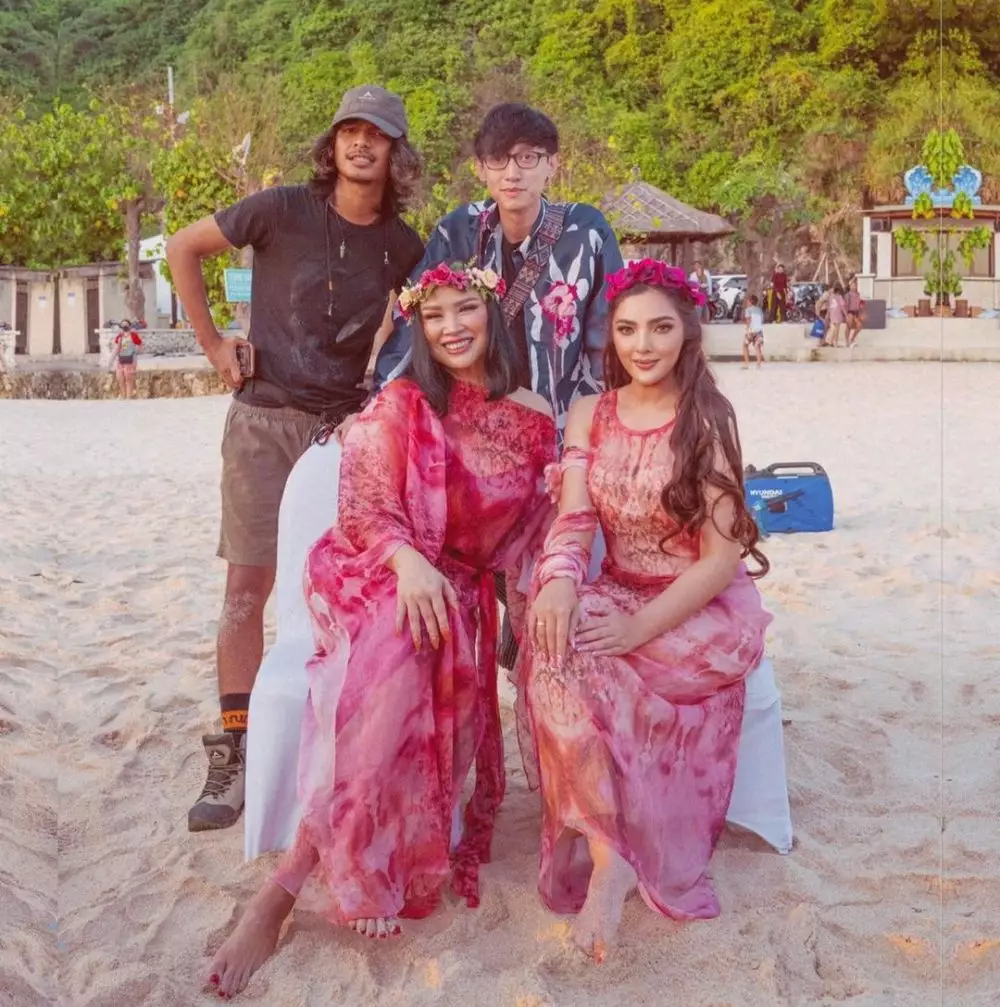 potret Titi DJ dan Ashanty bak Superwoman Instagram © 2021 brilio.net potret Titi DJ dan Ashanty bak Superwoman Instagram © 2021 brilio.net