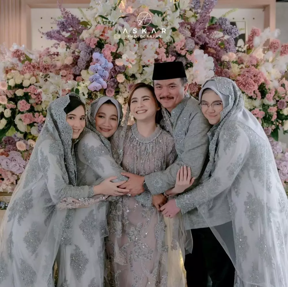 Momen khidmad pengajian Ashilla Zee eks Blink jelang pernikahan Instagram © 2021 brilio.net Momen khidmad pengajian Ashilla Zee eks Blink jelang pernikahan Instagram © 2021 brilio.net