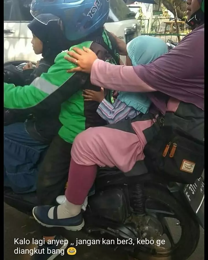 tingkah emak pas dibonceng ojol kocak banget © 2021 instagram.com