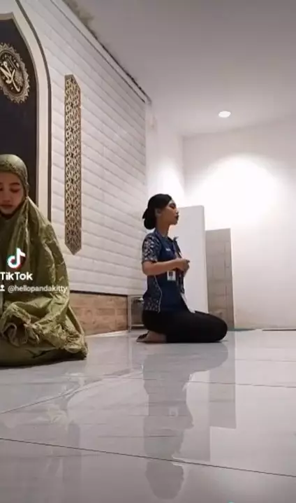 dua wanita ibadah bareng ini bikin haru © 2021 TikTok