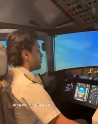 pilot mengaji saat terbang © 2021 Instagram pilot mengaji saat terbang © 2021 Instagram