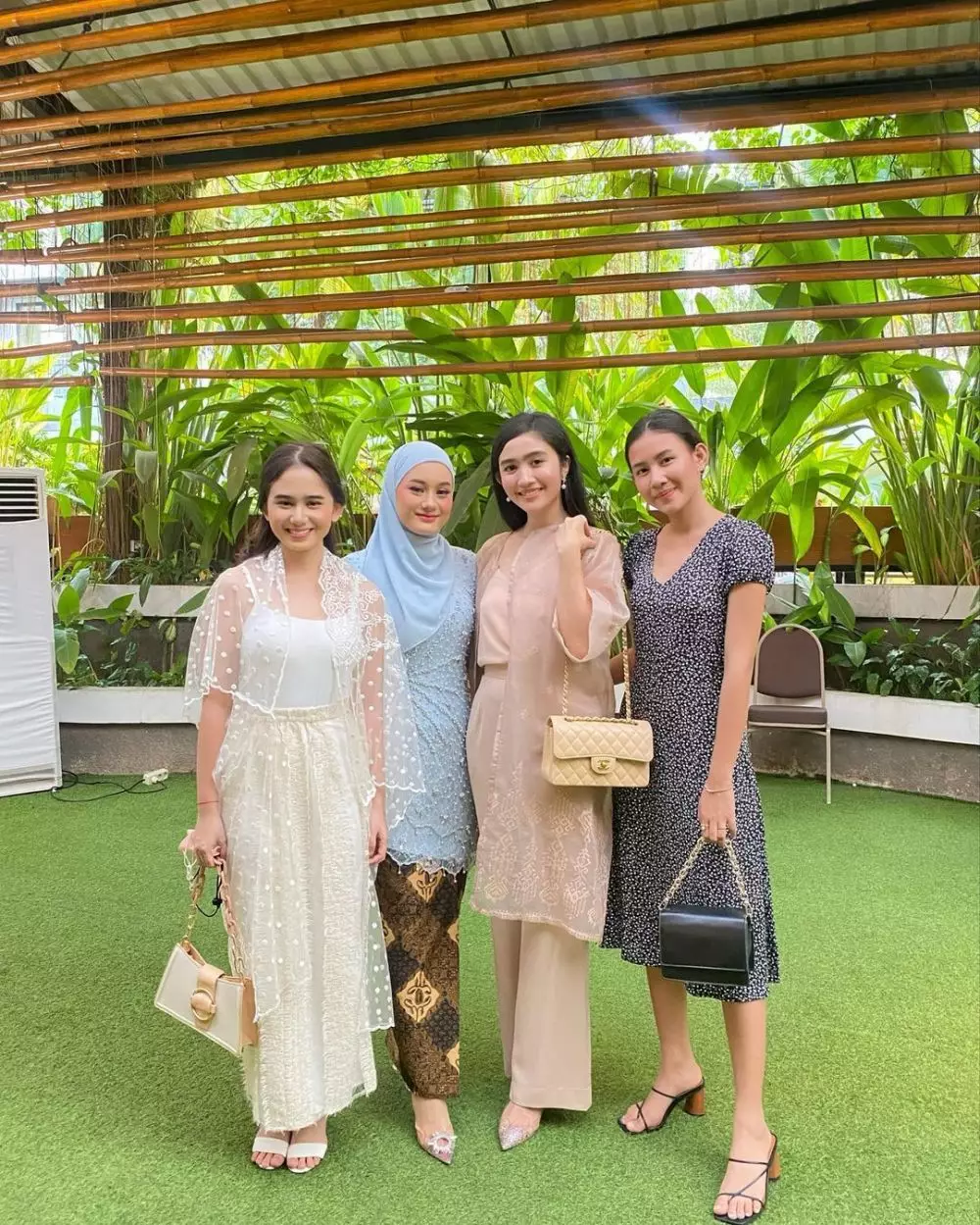 warganet salah fokus gaya shenina cinnamon saat kondangan © instagram