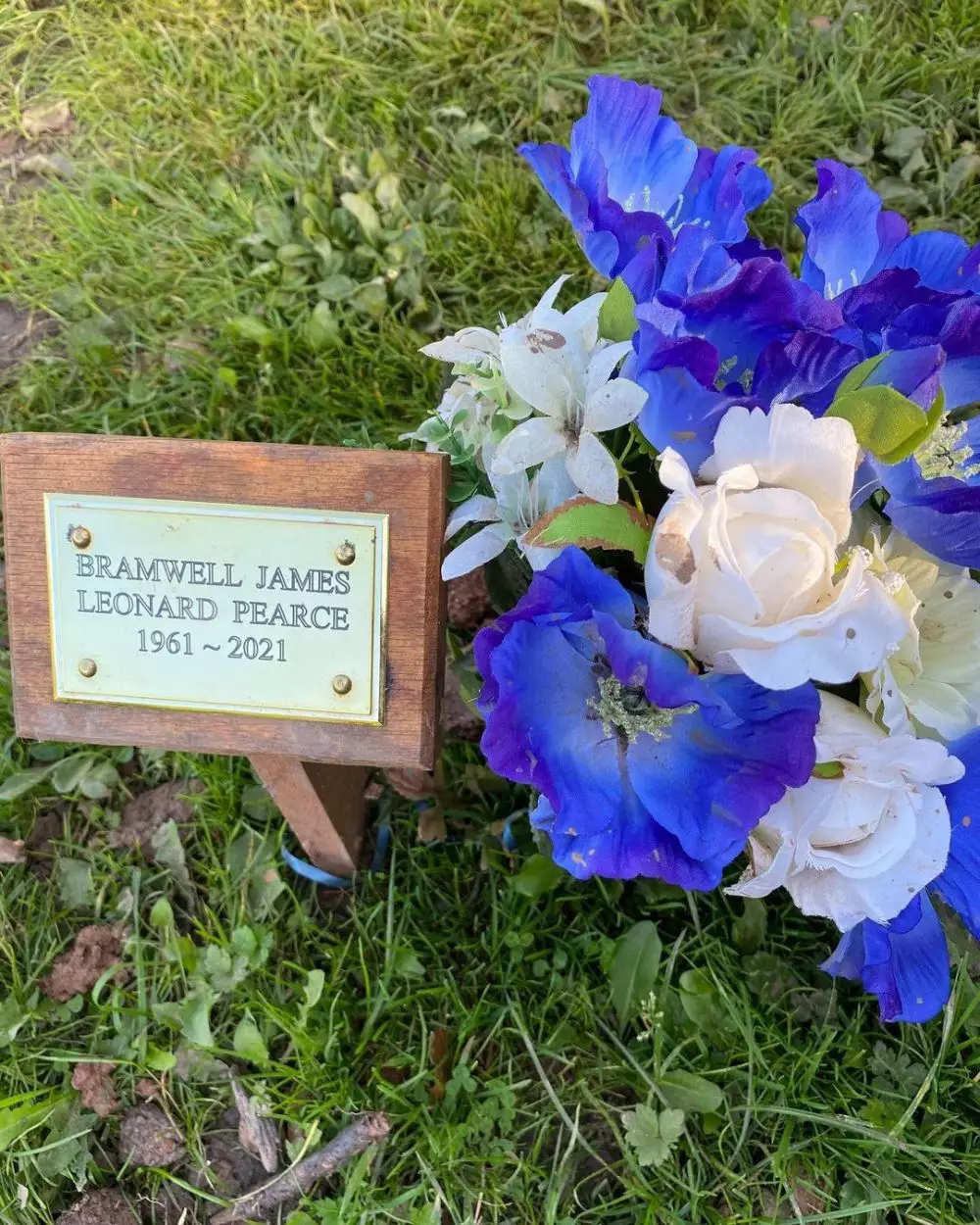 Pevita Pearce ziarah ke makam sang ayah pertama kali Instagram Pevita Pearce ziarah ke makam sang ayah pertama kali Instagram