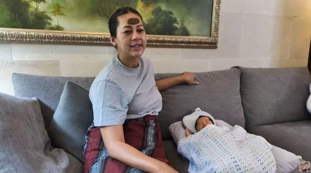 seleb pakai pilis usai melahirkan © berbagai sumber