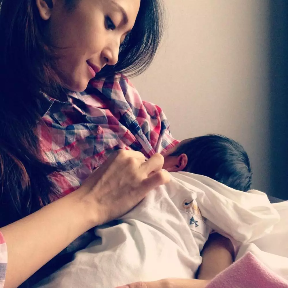 seleb pakai pilis usai melahirkan © berbagai sumber