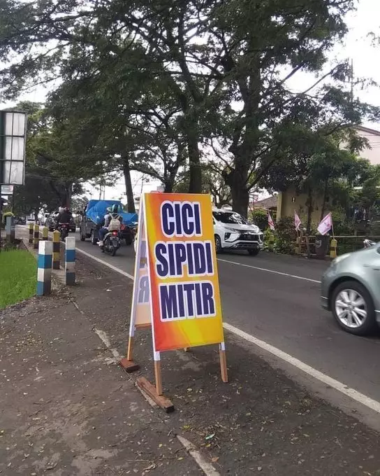 cara promosi pakai huruf i yang bingungin banget © 2021 twitter.com