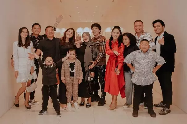 Potret keluarga Anang dan Krisdayanti © berbagai sumber Potret keluarga Anang dan Krisdayanti © berbagai sumber