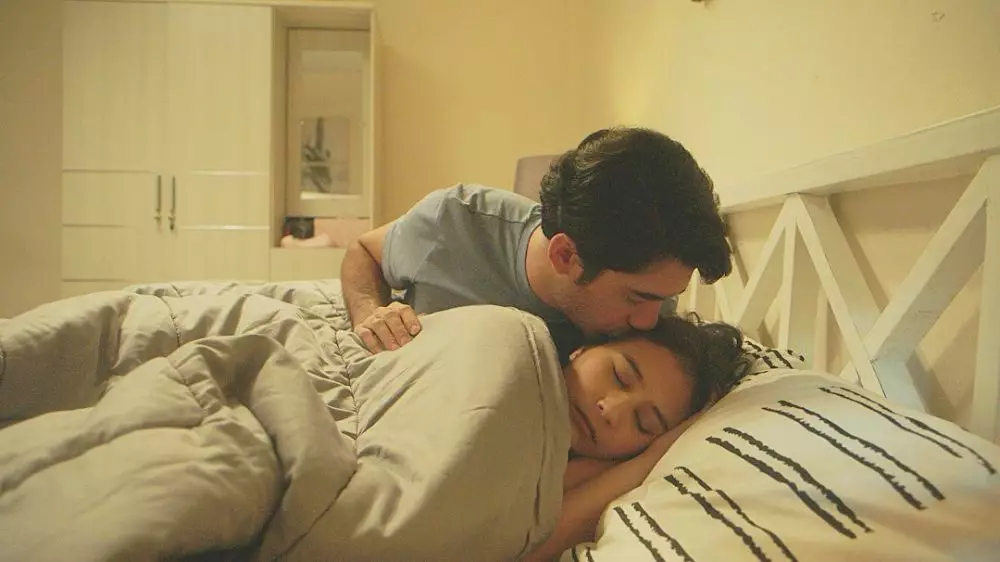 Prilly Latuconsina unggah adegan mesra dicium Reza Rahadian Instagram Prilly Latuconsina unggah adegan mesra dicium Reza Rahadian Instagram