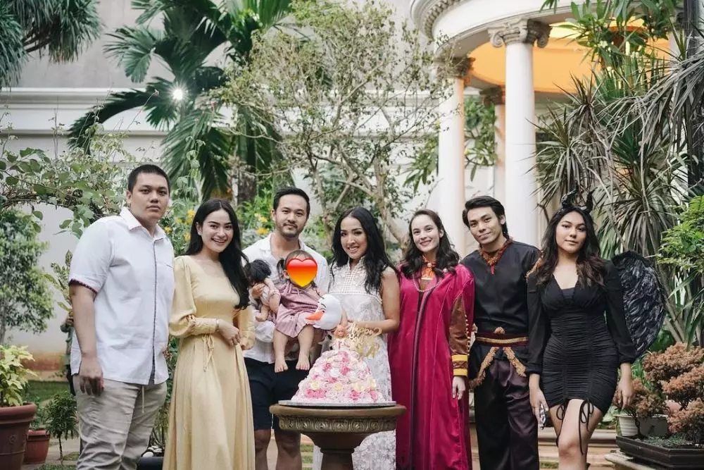 Chelsea Islan dan Keluarga Rob Clinton © 2021 brilio.net Chelsea Islan dan Keluarga Rob Clinton © 2021 brilio.net