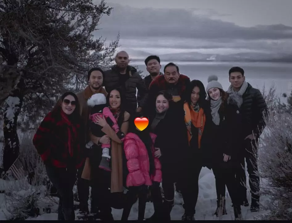 Chelsea Islan dan Keluarga Rob Clinton © 2021 brilio.net Chelsea Islan dan Keluarga Rob Clinton © 2021 brilio.net