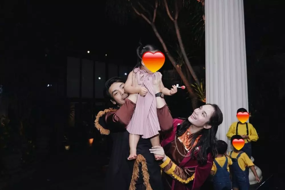 Chelsea Islan dan Keluarga Rob Clinton © 2021 brilio.net Chelsea Islan dan Keluarga Rob Clinton © 2021 brilio.net