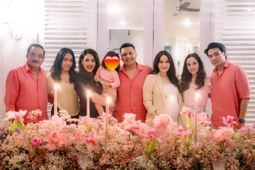 Chelsea Islan dan Keluarga Rob Clinton © 2021 brilio.net Chelsea Islan dan Keluarga Rob Clinton © 2021 brilio.net