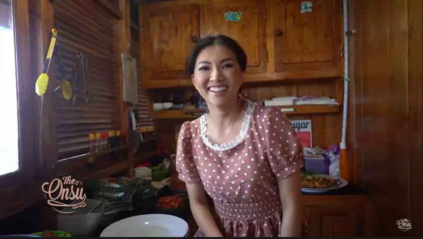 momen Sarwendah masak di kapal YouTube