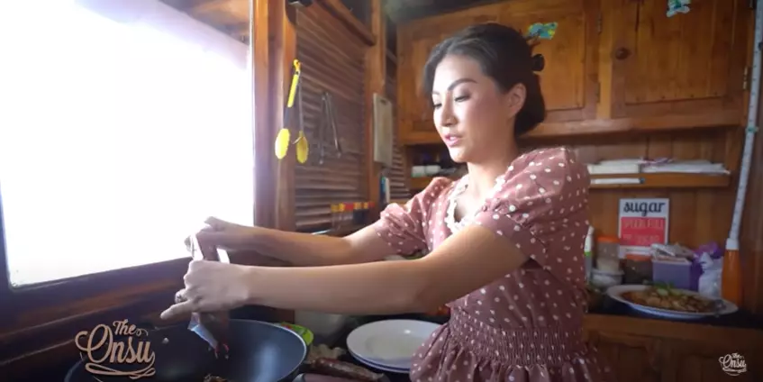 momen Sarwendah masak di kapal YouTube