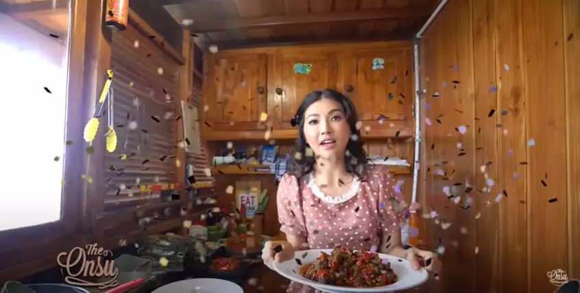 momen Sarwendah masak di kapal YouTube